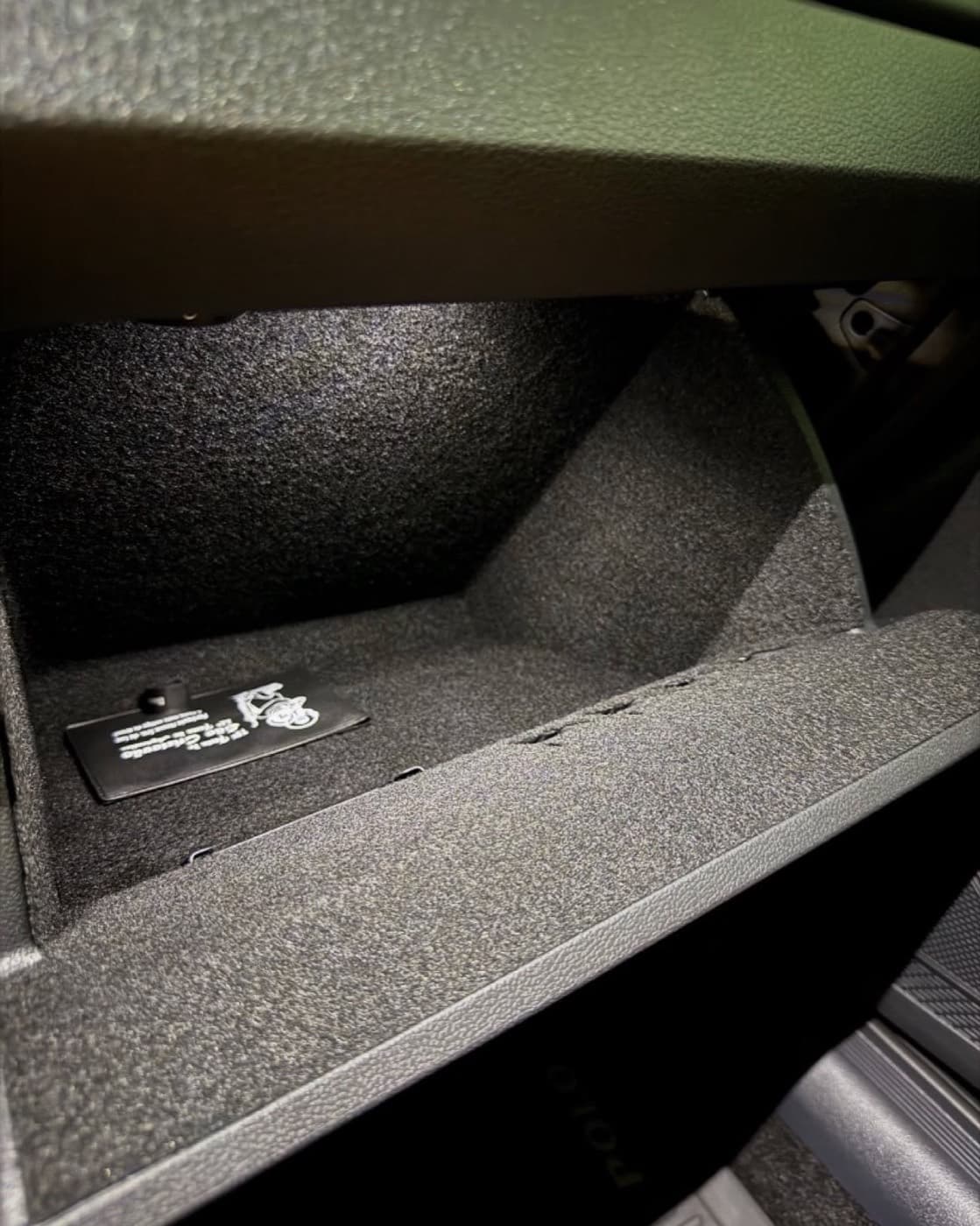 Kit Revestimento Interno — Virtus — Porta-luvas revestido no Volkswagen Polo